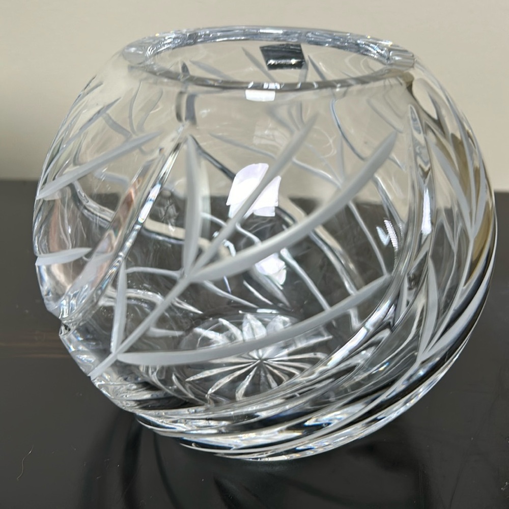 Swirl clear cut round vase